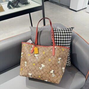 🎄🎁🐶COACH X PEANUTS CITY TOTE IN SIGNATURE CANVAS WITH SNOOPY